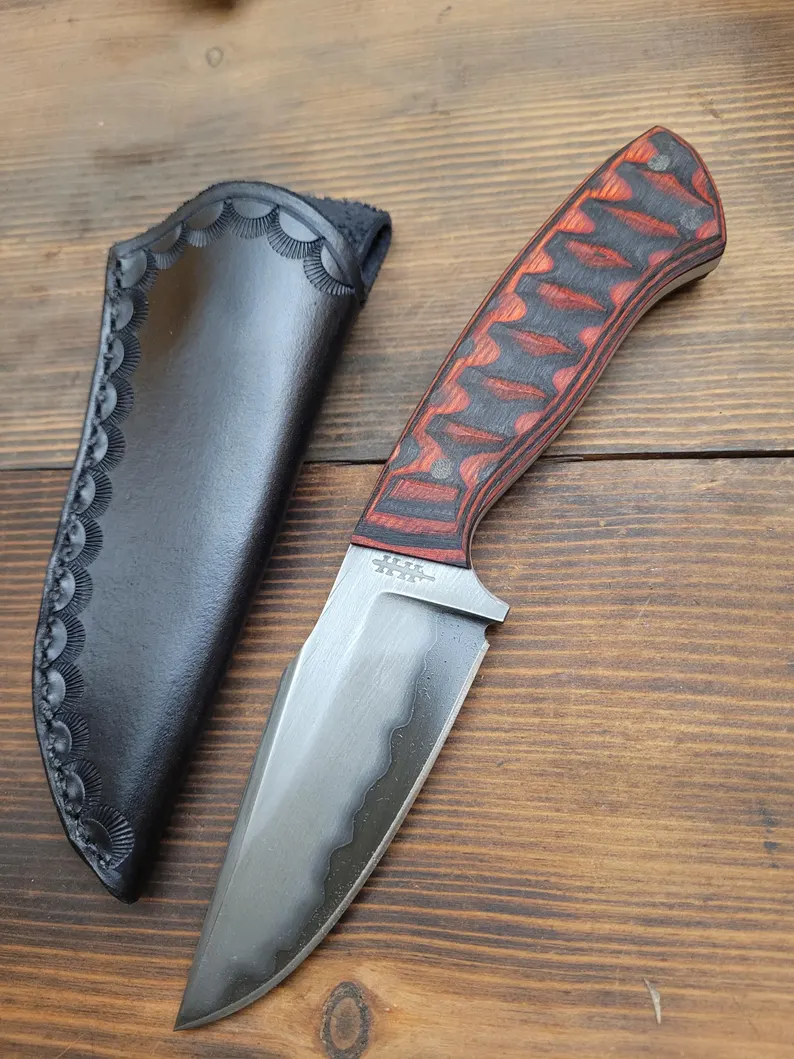 San Mai Hunter with G10 Handle Black/Red